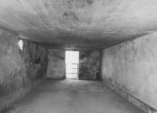 Interior de uma câmara de gás no campo de Majdanek.  Foto tirada em Majdanek, Polônia, depois de 24 de julho de 1944.