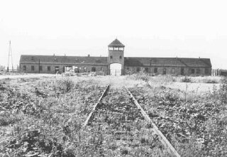Entrada principal do campo de extermínio Auschwitz-Birkenau. Foto tirada na Polônia, data incerta.