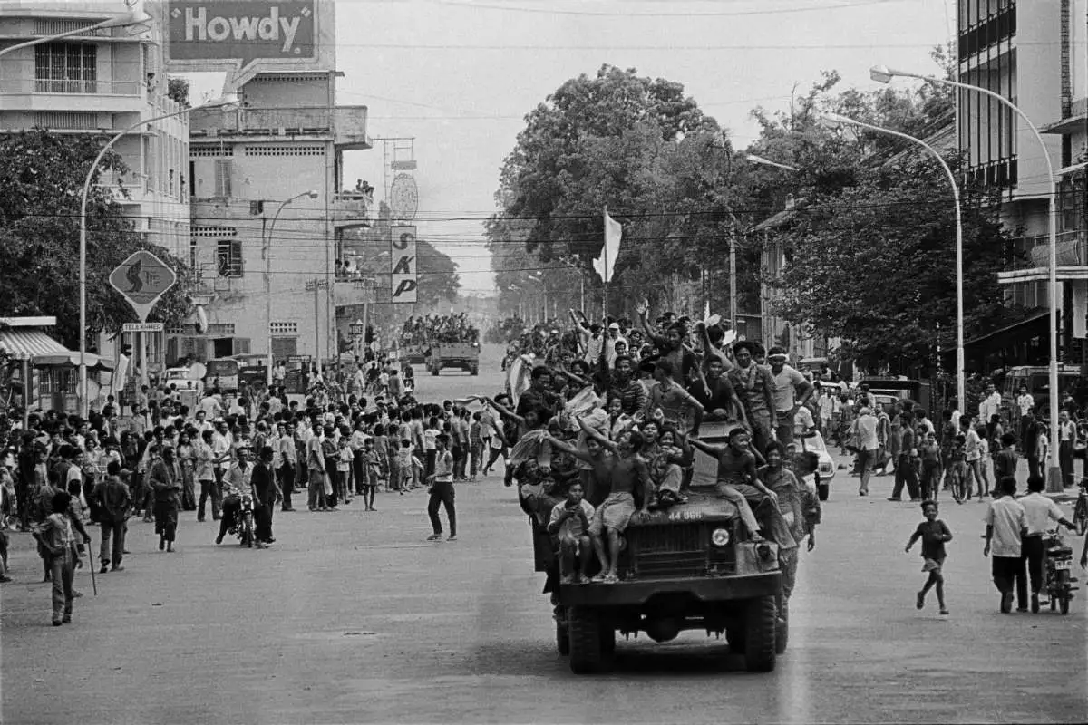 洋書 The Fall of Phnom Penh: 17 April 1975 Day One: April 17, 1975 - United States Holocaust Memorial