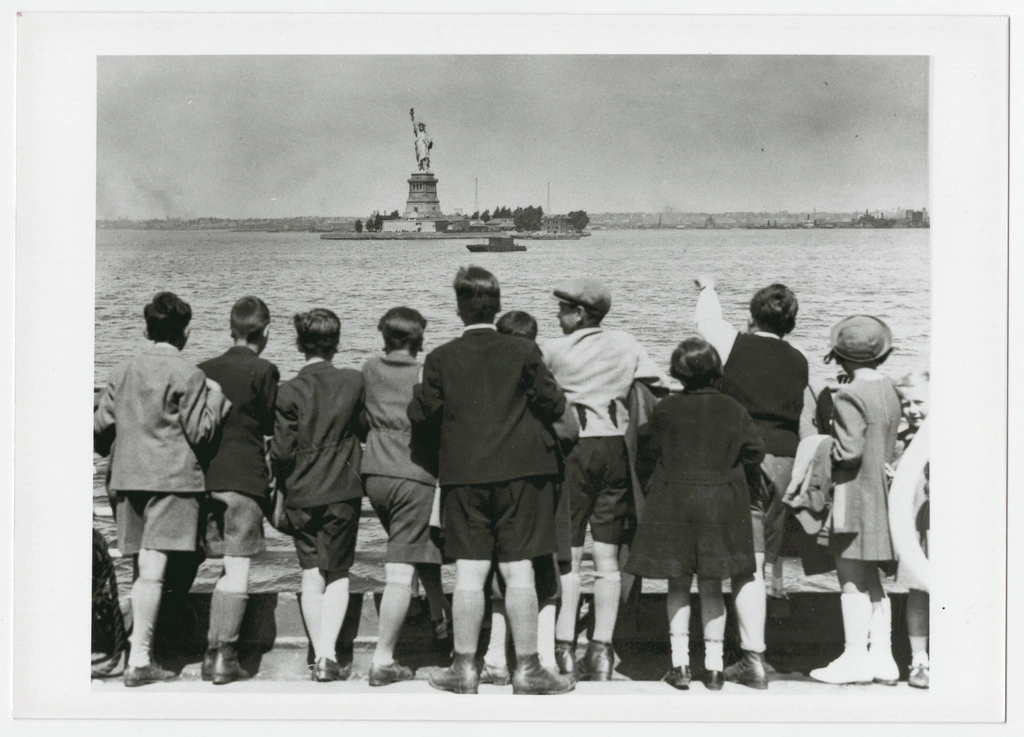 Older black and white photo of young children seeing the Statue of Liberty