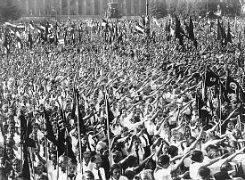 Varios miles de jóvenes de ambos sexos participan en un mitin en Berlín para brindar su apoyo a la "Comunidad tradicional" que, según la ideología nazi, era símbolo de pureza racial. 29 de agosto de 1933.