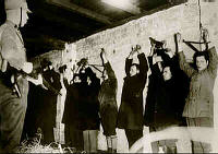 对纳粹政权的政治反对派进行大肆搜捕。拍摄于 1933 年。