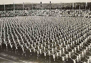 الآلاف من الفتيات يمارسن تدريبات على لعبة الجمباز الإيقاعي وذلك أثناء إحدى المسابقات الرياضية التي نظمها الحزب النازي في نورمبرج. 1934.