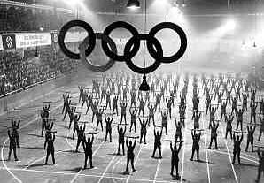 德国警察首先在柏林体育宫，随后在奥运会男子手球比赛赛场上表演健美操。拍摄时于 1936 年。