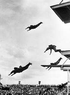 جنود ألمان يمارسون الغوص في حمامات سباحة وذلك في الاختبارات التي سبقت انطلاق المنافسات الأولمبية في السباحة في هالبرستيد. 27 يوليو، 1936.