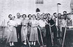 بيرجمان (في الطليعة، ترتدي قميصًا أسود) وأعضاء آخرون في ناديها الرياضي الخاص باليهود يستعدون لتحويل أحد الحقول التي كانت مخصصة في الماضي لزراعة البطاطس إلى ملعب لكرة اليد. 1933.