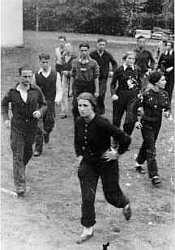 La creación, en 1935, de "cursos de entrenamiento olímpico" destinados a atletas judíos fue una farsa ideada por los nazis, en un intento de desviar las críticas internacionales respecto del antisemitismo alemán. Esta fotografía muestra a algunos participantes en un curso, en Ettlingen. Ninguno de los atletas que asistieron al curso de Ettlingen, o a cualquier otro curso, participó en las Olimpíadas. En el primer plano de esta fotografía tomada en 1935, se observa a Gretel Bergmann junto con otros participantes del curso de entrenamiento de Ettlingen.