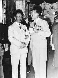 在赛前举行的招待会上，布伦戴奇在与他的德国密友国际奥委会会员 Karl Ritter von Halt 合影。1934 年，布伦戴奇调查犹太裔运动员的境况，期间由纳粹党成员 Ritter von Halt 陪同。拍摄于德国，柏林，1936 年 7 月。