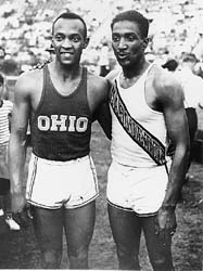 1935 年 12 月 14 日发行的 Chicago Defender（《芝加哥卫报》）报道，非裔美国田径明星 Jesse Owens、Eulace Peacock 和 Ralph Metcalfe 赞成参加即将举行的奥运会，因为他们觉得他们的胜利将有力地回击纳粹种族理论。Peacock 在 1936 年 7 月举行的选拔赛中受伤，因此无法参加奥运会。1935 年，《卫报》的发行量远远超过了其它非裔美国的报纸。