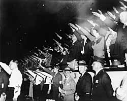 在反对抵制德国货物的集会上，洛杉矶纳粹支持者行向希特勒致敬礼。拍摄于 1934 年 5 月。