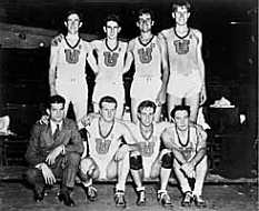 主要由犹太球员组成的长岛大学篮球队抵制参加奥运会篮球比赛。在 Clair Bee 教练的带领下，该球队已经连续赢得了 32 场比赛，被公认为美国最佳球队之一。拍摄于 1936 年。