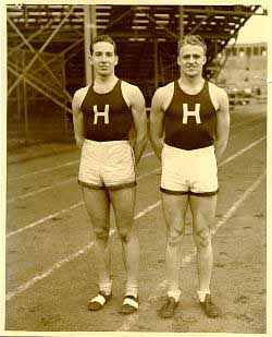 ميلتون جرين (إلى اليسار)، كابتن فريق جامعة هارفارد لمسابقات المضمار.