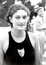 روث لانجر، إحدى السباحات النمساويات اللاتي قاطعن الألعاب.