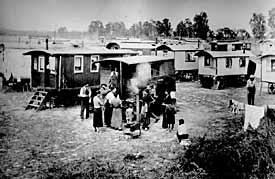 奥运会开幕前，警卫队将吉卜赛人关押在马灿集中营，那里的卫生条件非常差。马灿集中营位于垃圾场和墓地附近，于是传染性疾病迅速蔓延。拍摄于 1936 年。