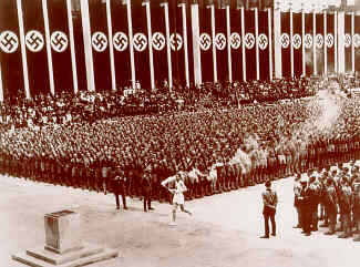 照片显示最后的 3,000 名火炬手将奥运火炬从希腊奥林匹亚传递到柏林卢斯特花园 (Lustgarten)，点燃奥运圣火，第十一届夏季奥林匹克运动会揭幕。