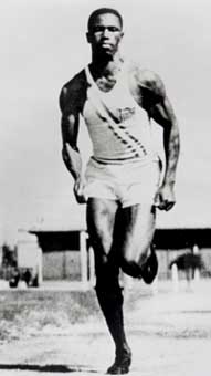 "Mack" Robinson fue medalla de plata en los 200 metros lisos. Su hermano menor, Jackie, se convertiría en el primer beisbolista afroamericano en jugar en las ligas mayores en 1947.
