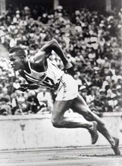 Archie Williams, estudiante de la Universidad de California, en Berkeley, fue medalla de oro en la carrera de 400 metros con una marca de 46,5 segundos. Durante la Segunda Guerra Mundial, se desempeñó como instructor de pilotos de guerra afroamericanos en el campo aéreo segregado del ejército en Tuskegee, Alabama.