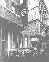 犹太律师排队申请出席柏林法庭的许可证。