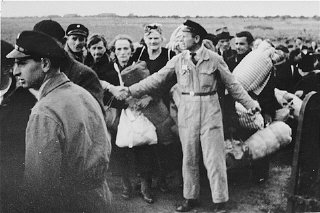 Arrivée d’un convoi au camp de Westerbork.