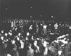 ベルリンのオペラ広場で、「反ドイツ主義」と烙印を押された書籍を焼くために集まったドイツ人学生と突撃隊員（SA）。...