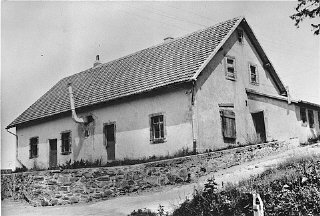 1943年8月に建物に追加されたガス室。収容所解放後の様子。ナッツヴァイラー・ストリュトフ強制収容所。...