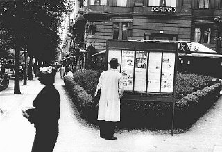 一位行人驻足阅读柏林陈列栏里的一期反犹报纸“Der Stuermer”（攻击者）。