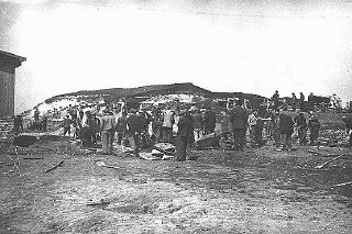 Prisonniers juifs au travail forcé dans le camp de...