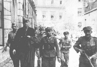 Amon Goeth (en avant à gauche), commandant du camp...