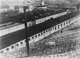 鉄条網を通して見たフロッセンビュルク強制収容所の囚人宿舎。