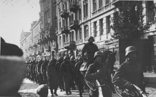 Tropas alemãs marcham vitoriosas em Paris.