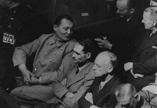 Herman Goering se da vuelta para hablar con Karl Doenitz...