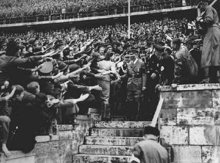 Foule enthousiaste acclamant Adolf Hitler à son arrivée...