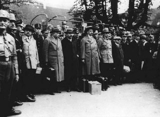 突撃隊の引率のもと初期の強制収容所の1つであるキスラウ収容所に到着する主要な社会主義者たち。