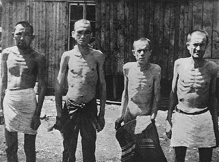 Prisioneiros de guerra soviéticos no campo de concentração...