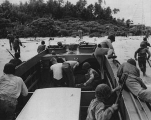 Les troupes américaines débarquent sur l’île de Guadalcanal...