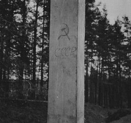 Poste marqué avec des symboles soviétiques le long...