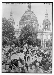A berlini katedrális előtti tömeg az I. világháborús...