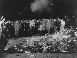 「反ドイツ主義」と見られる書籍や文書がオペラ広場で焼かれた。