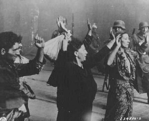 Judíos capturados durante el levantamiento del ghetto...