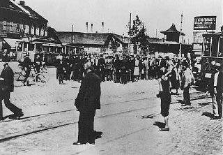 Habitants juifs du ghetto de Szeged assemblés pour...