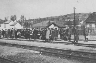 Juifs dans une gare ferroviaire avant leur déportat...