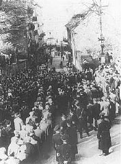 クリスタル・ナハト（「水晶の夜」）の暴動後、ユダヤ人男性の強制行進を見物するために通りを埋め尽くすドイ...