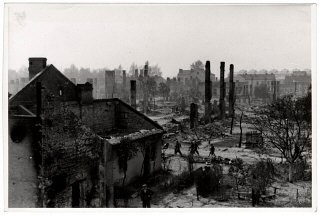 Warga Polandia berjalan di antara reruntuhan Warsawa...