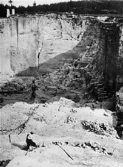 Gambar penggalian batu di kamp Gross-Rosen, di mana...