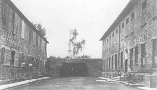 アウシュビッツ強制収容所のブロック10（左）とブロック11（右）の間の「黒い壁」。ここで囚人の死刑執行...