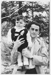 幼い息子とポーズをとるビエルスキ・パルチザンのヨセフ・バルド。1945年頃、ドイツ、ファレンヴァルデ。...