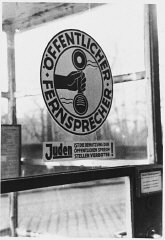 Egy müncheni telefonfülkén lévő tábla, amely a zsidók...