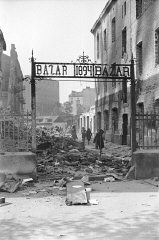 Kép egy német légitámadás során porig rombolt piac...
