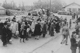 تبعید یهودیان مجارستانی. کوسگ، مجارستان، ژوئیه 1944...