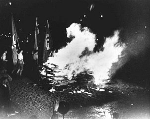 ベルリンのオペラ広場の焚書で突撃隊の隊員や学生たちによって焼かれる「反ドイツ主義」と見なされた書籍や出...